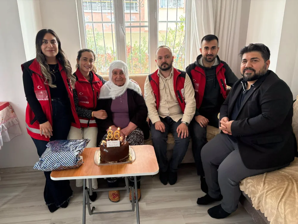 BESNİ’DE 85 YAŞINDAKİ FATMA TEYZENİN DOĞUM GÜNÜ KUTLANDI