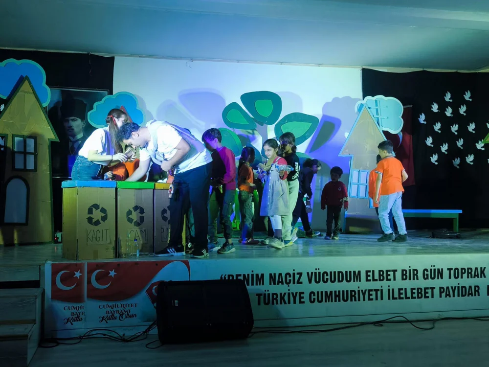 SIFIR ATIK TİYATROSU VAN’DA YAKLAŞIK 500 ÖĞRENCİYLE BULUŞTU