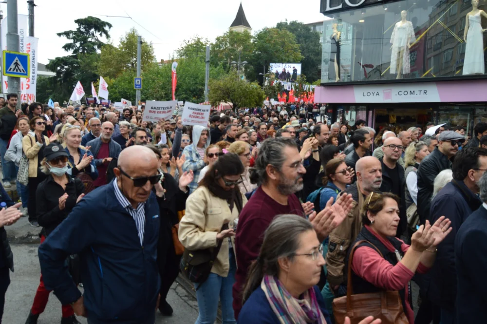 GAZETECİLER SOKAKLARDAN SESLENDİ: "SANSÜRE HAYIR, BASINA ÖZGÜRLÜK"