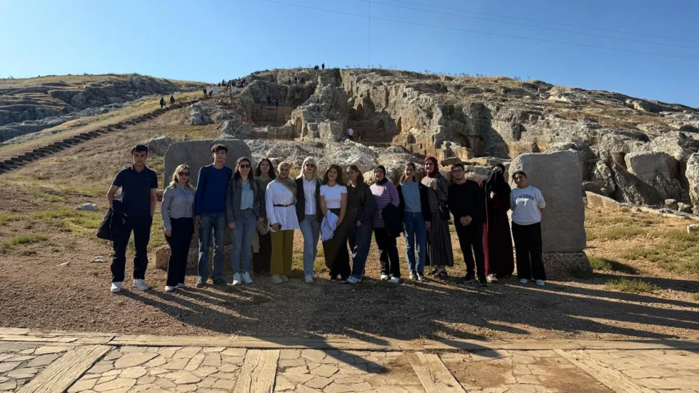 ADIYAMAN BELEDİYESİ’NDEN YKS ÖĞRENCİLERİNE PERRE ANTİK KENTİ GEZİSİ