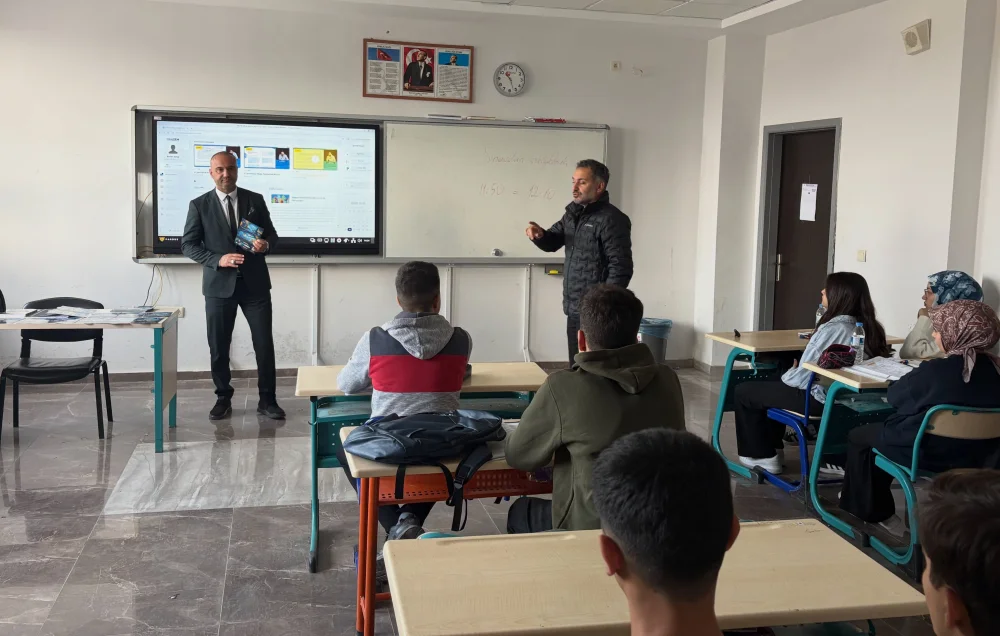GÖLBAŞI ÜLKÜ OCAKLARI’NDAN ÖĞRENCİLERE ÜCRETSİZ DİJİTAL EĞİTİM PLATFORMU TANITIMI