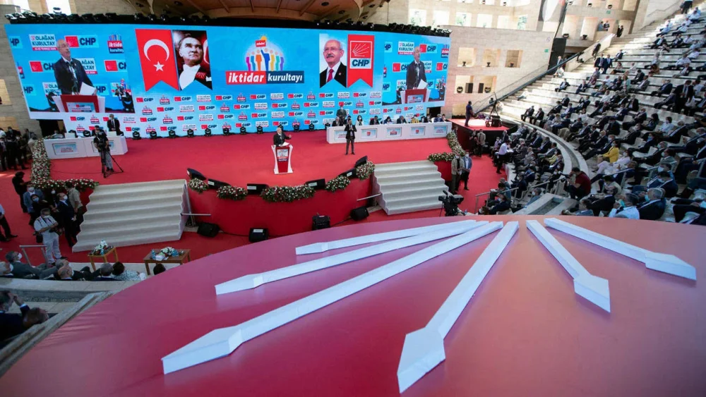 CHP’de kurultay süreci durduruldu.