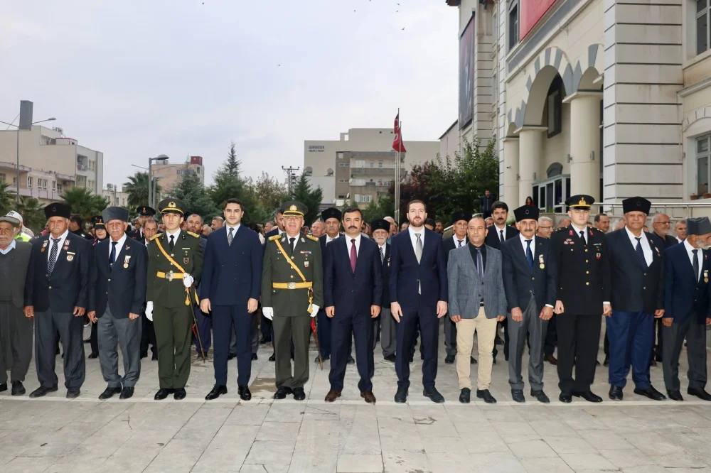 KAHTA’DA 29 EKİM CUMHURİYET BAYRAMI İÇİN ÇELENK SUNMA TÖRENİ DÜZENLENDİ