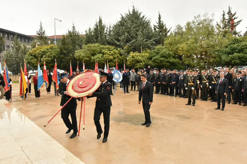 BESNİ’DE 29 EKİM CUMHURİYET BAYRAMI İÇİN ÇELENK SUNMA TÖRENİ DÜZENLENDİ