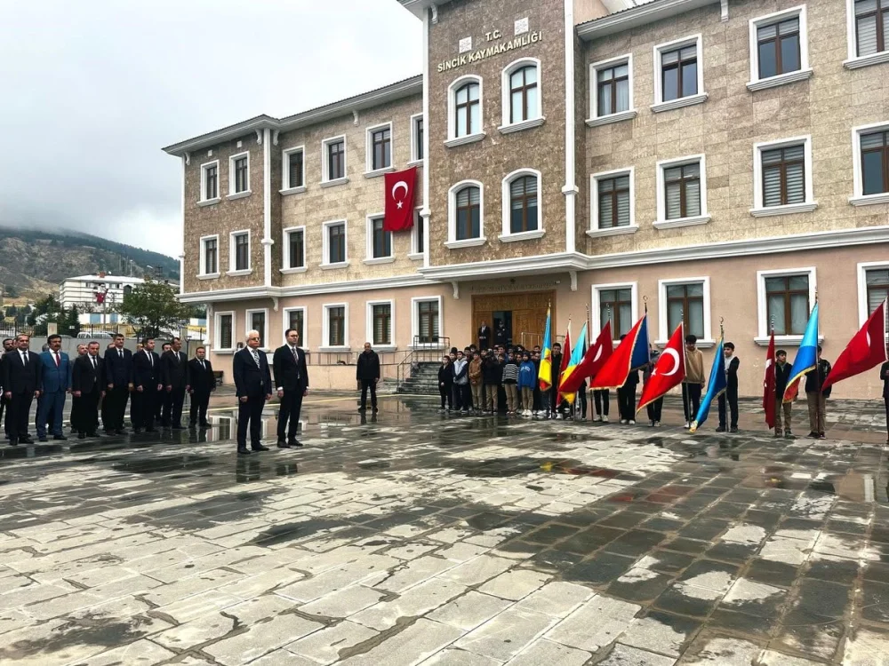 SİNCİK’TE CUMHURİYET’İN 103. YILI DOLAYISIYLA ÇELENK TÖRENİ DÜZENLENDİ