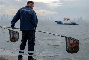 KÖRFEZ’DE YAĞMUR SONRASI YÜZEY TEMİZLİĞİ